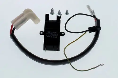 Zündmodul mit Anschlusskabel für elektrische Systeme, versehen mit verschiedenen Steckverbindungen und Schrauben, hergestellt von Bosch.